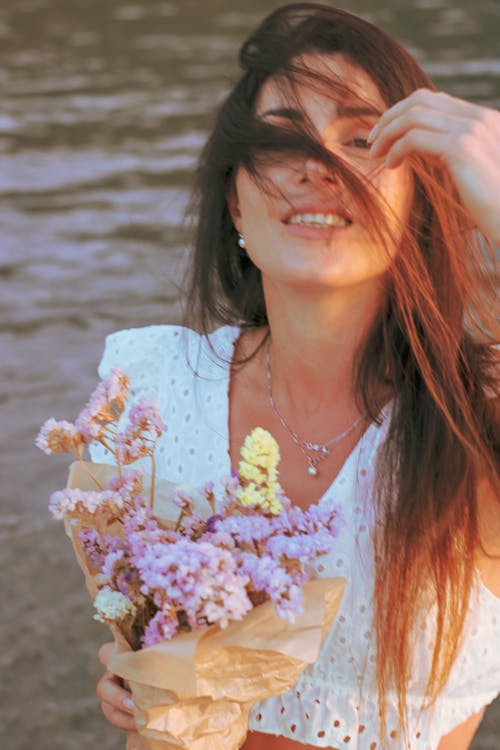Základová fotografie zdarma na téma fixující vlasy, krásný, kytice květin