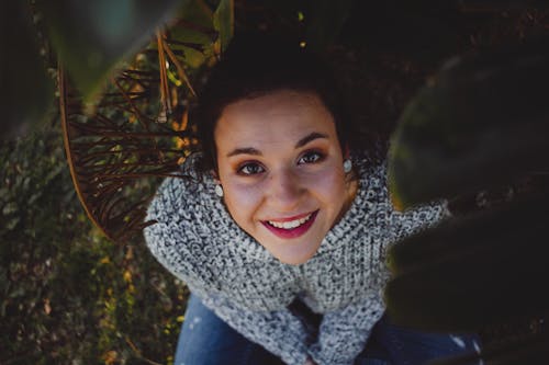 니트 스웨터, 미소 짓는, 아름다운의 무료 스톡 사진