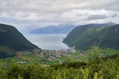 Kostnadsfri bild av berg, bostadsområde, by