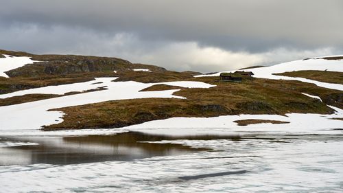 Free Breathtaking view of a snowy landscape with a cabin in Vestland, Norway during winter. Stock Photo