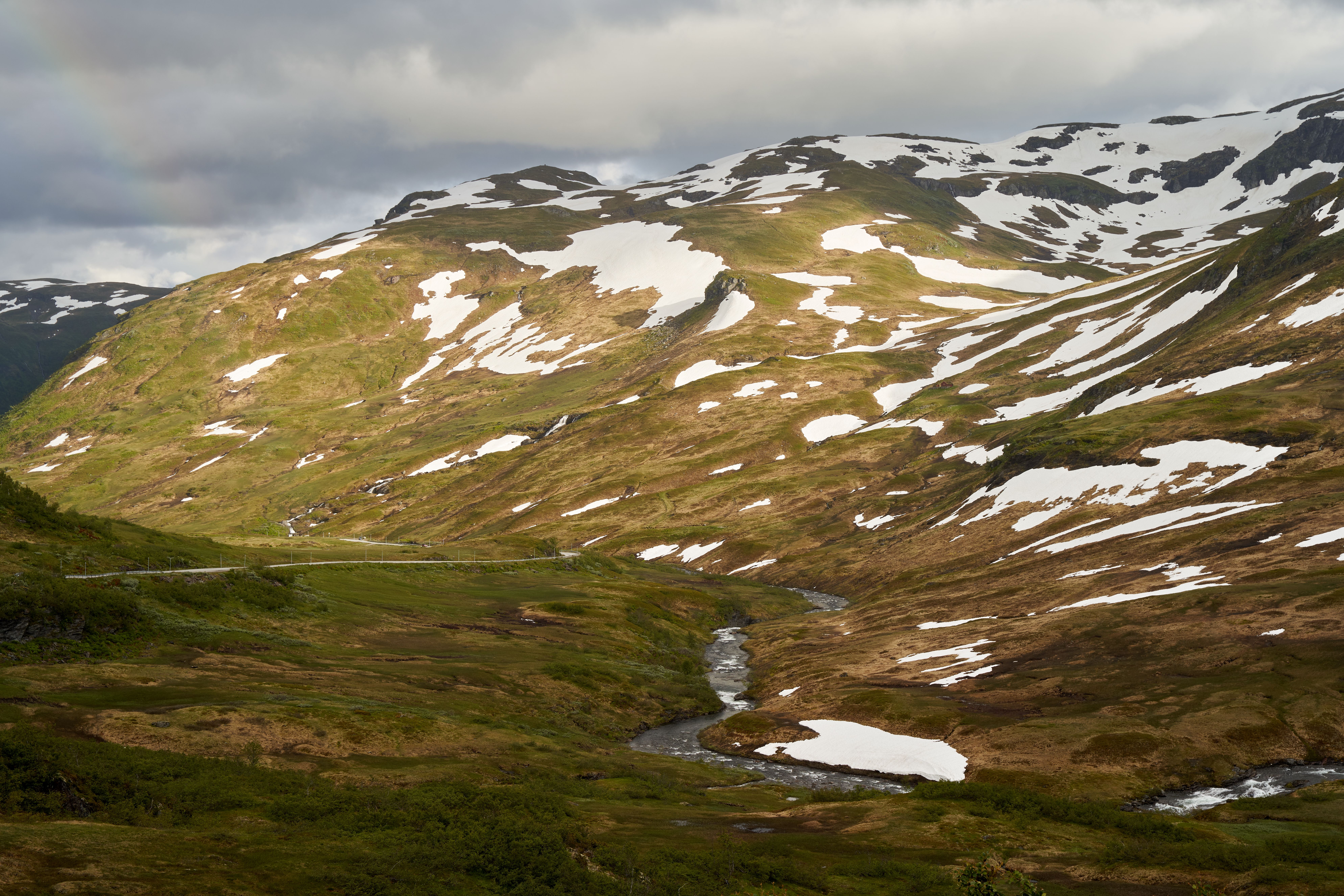 Bjerglandskab med vandresti