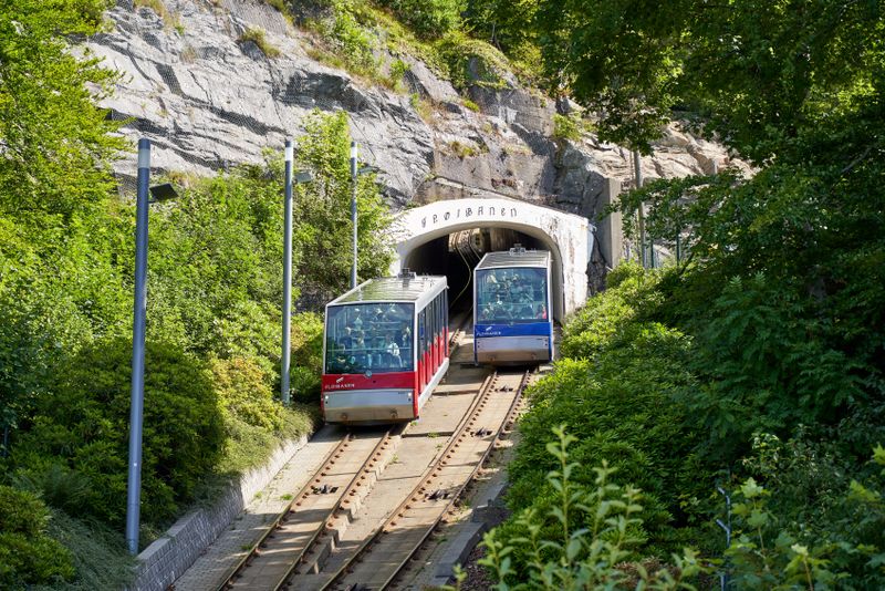 Funicularul Fløibanen intrând într-un tunel, la Bergen