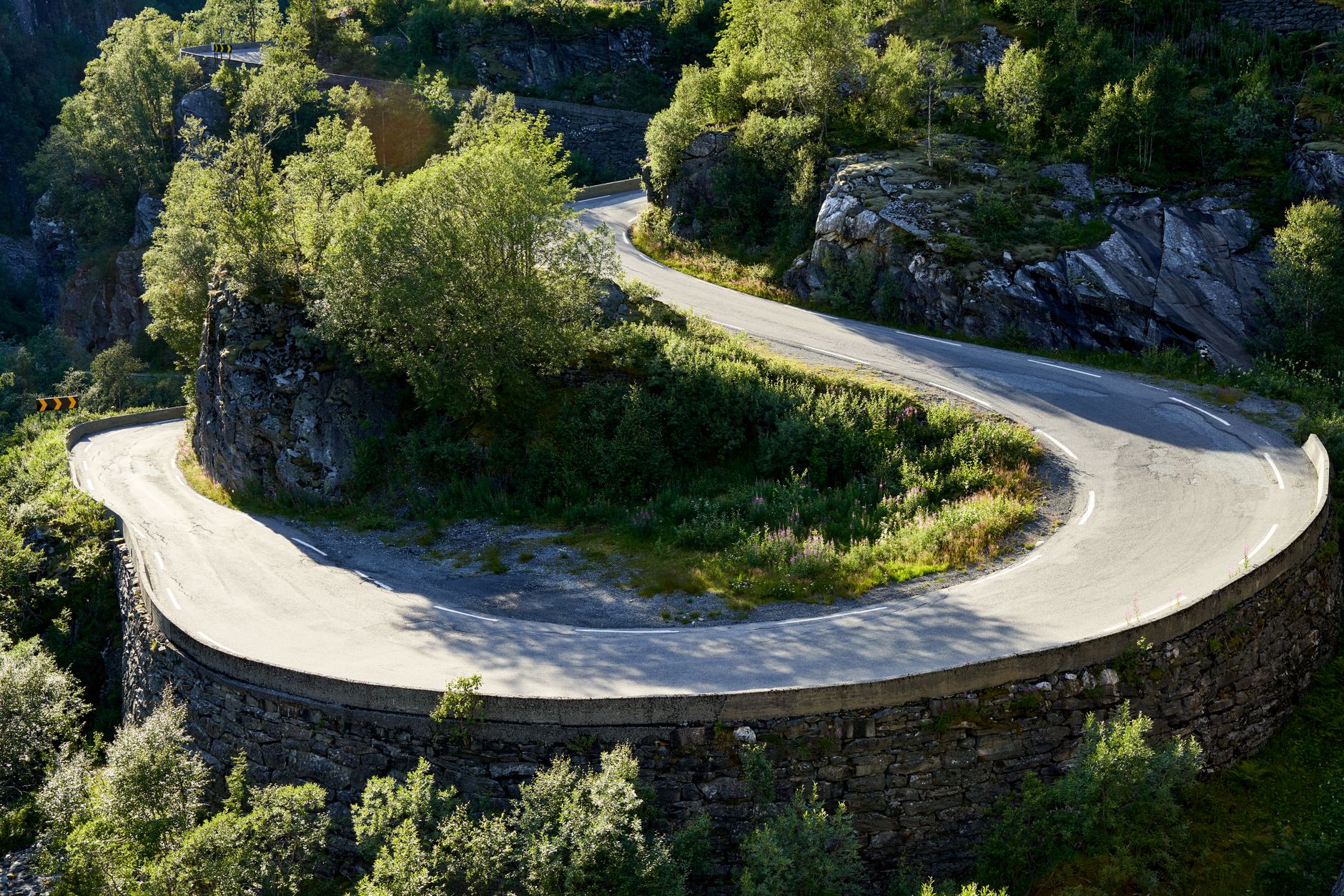 Wunderschöne Straße & Luftaufnahme – Sportwagen Wallpaper