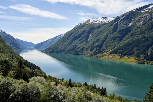 Gratis arkivbilde med blå himmel, elv, grønne fjell