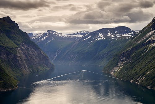 Gratis arkivbilde med elv, grønne fjell, natur