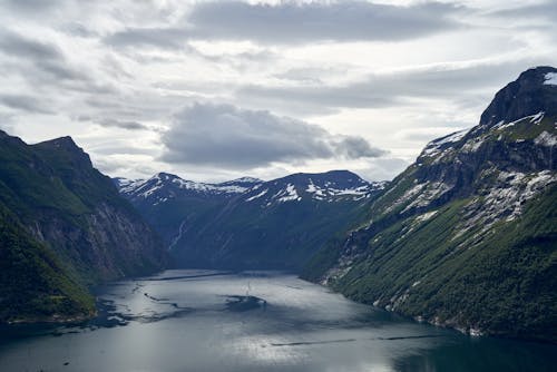 Gratis arkivbilde med elv, grønne fjell, natur