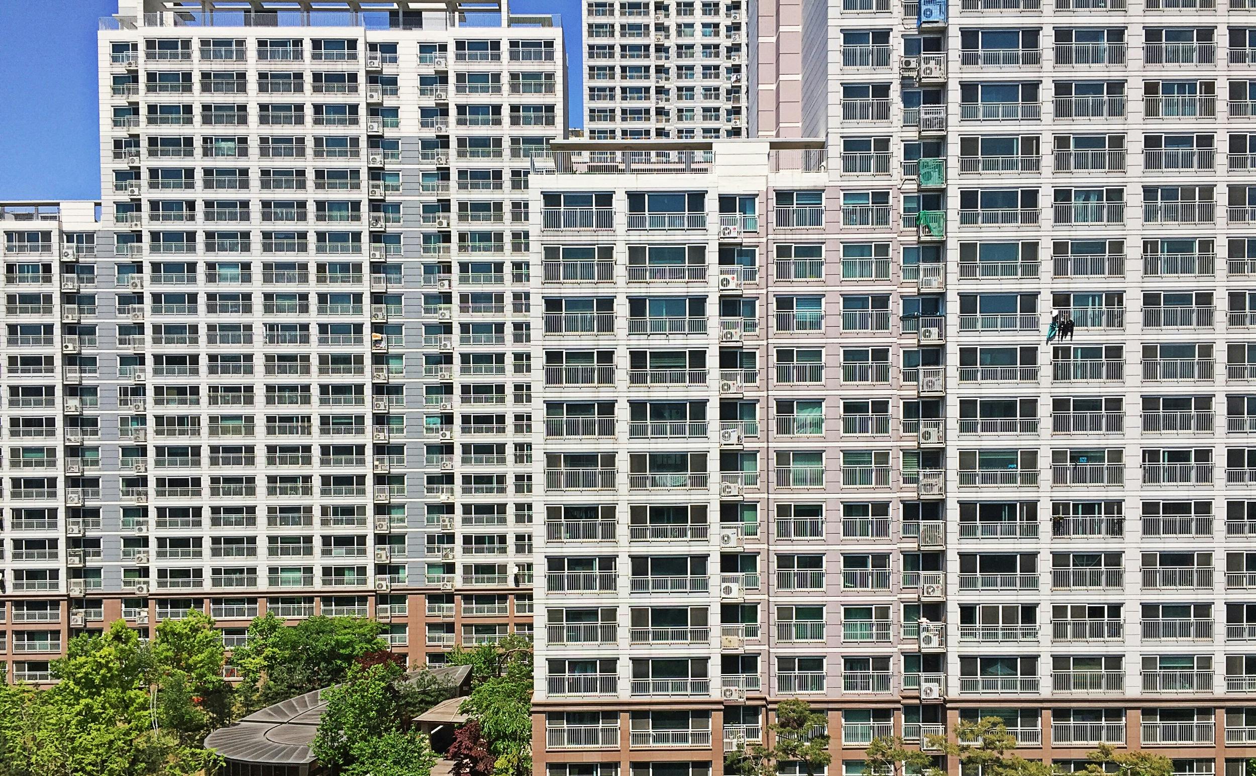 Kostenloses Foto zum Thema apartments, fenster, gebäude