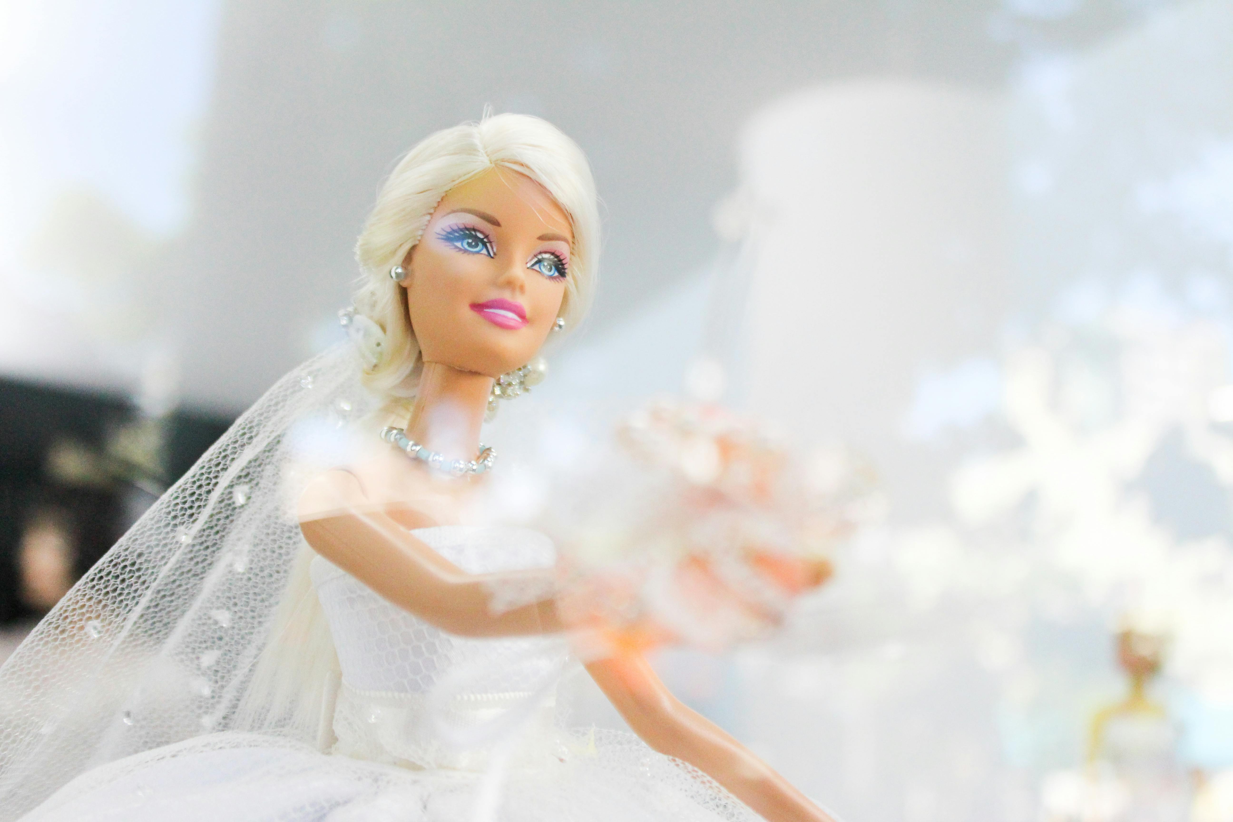 バービー 人形 結婚式の無料の写真素材