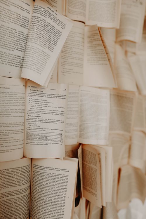 Free Artistic arrangement of open books displaying pages and text, creating an abstract vertical pattern. Stock Photo