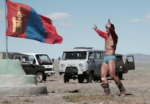 Immagine gratuita di abbigliamento tradizionale, bandiera della mongolia, braccia alzate