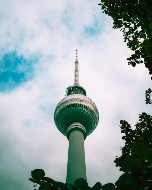 Fotobanka s bezplatnými fotkami na tému Berlín, berliner fernsehturm, mraky