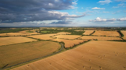 Gratis stockfoto met akkerland, bewolkte lucht, blauwe lucht