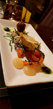 这道精致的三文鱼菜肴铺着手工面包，非常适合烹饪