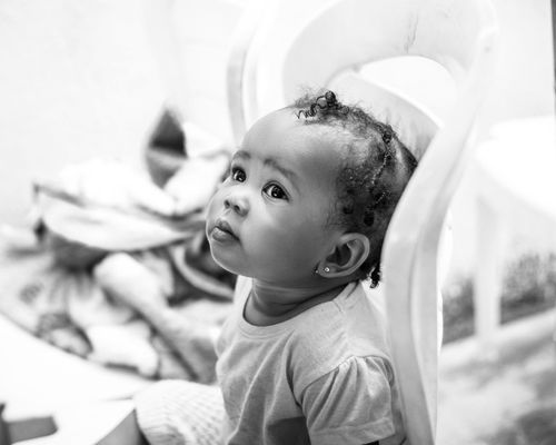 Free Adorable black and white photo of a curious baby looking up. Stock Photo