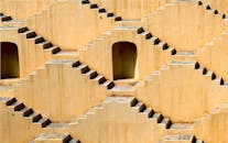 斋浦尔阶梯井的台阶复杂对称，展现了古代建筑的设计