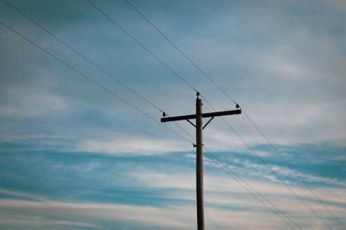 Photos gratuites de ciel nuageux, lignes à haute tension, prise de vue en contre-plongée