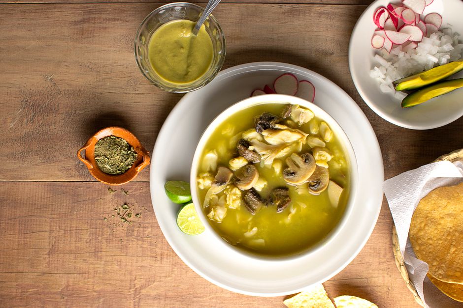 Mexikói pozole verde – zöld chilis hominy kukorica leves recept – pozole verde bowl toppings radish lime oregano