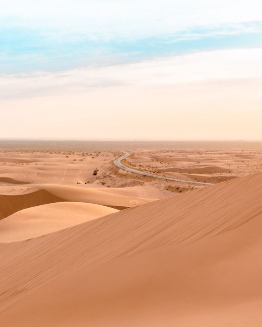 Fotomural Amplia vista de serenas dunas de arena que se extienden por el desierto bajo cielos despejados, creando una escena tranquila.