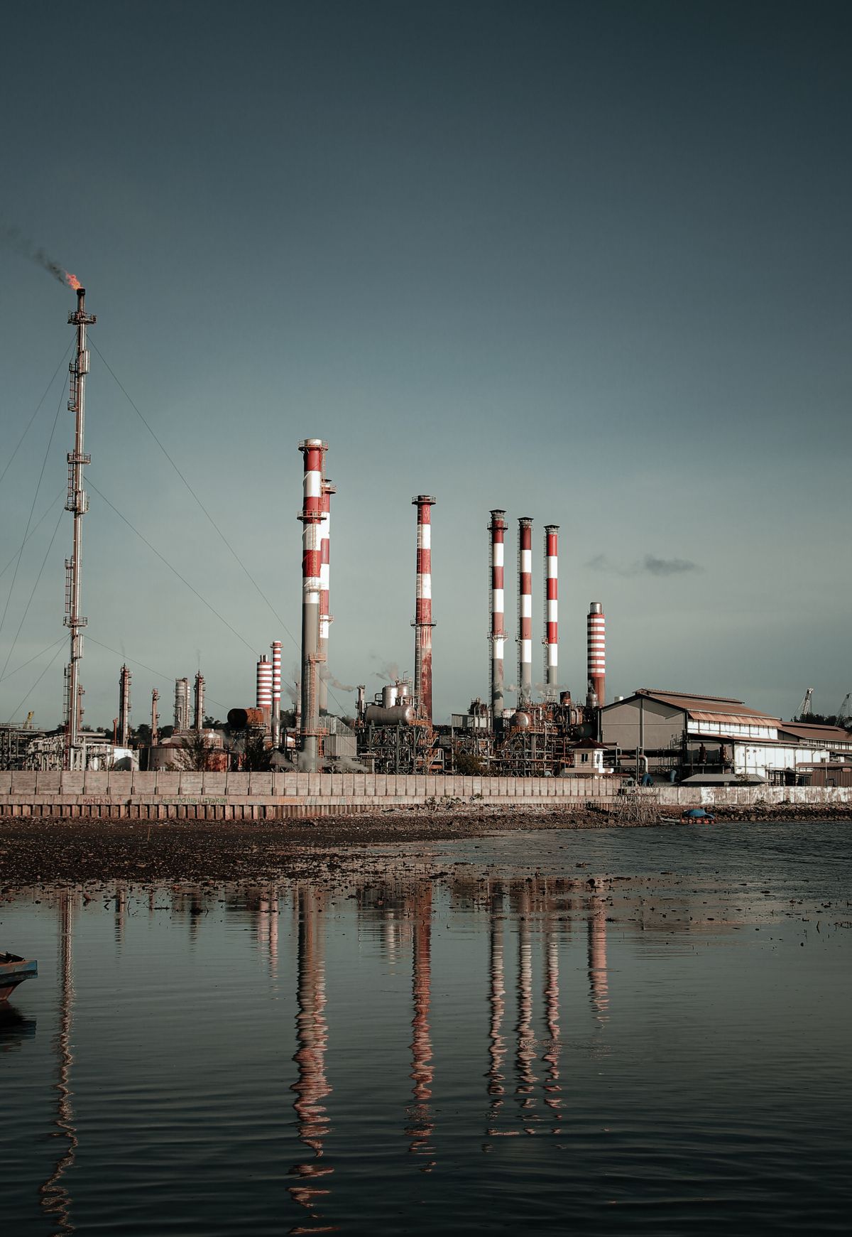 Planta de generación a gas natural junto a un reservorio de agua