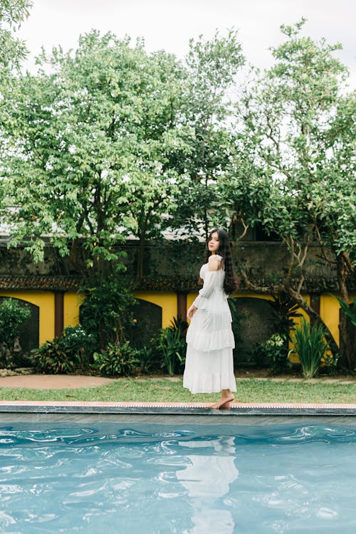 Darmowe zdjęcie z galerii z biała sukienka, brzeg basenu, dama