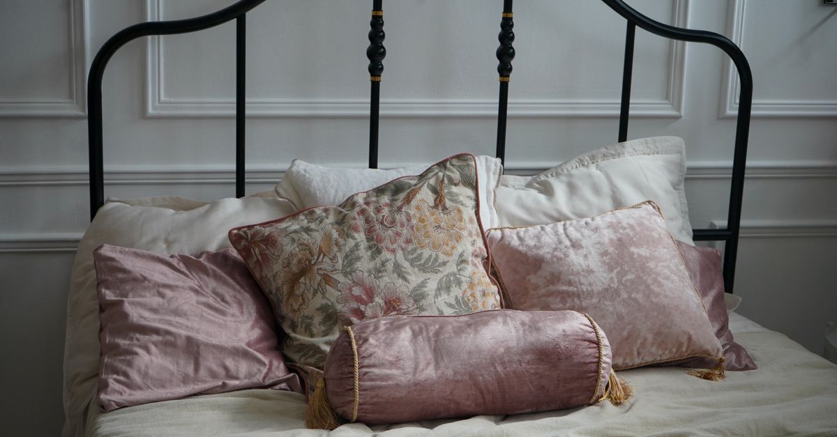Bed vol sierkussens in velours en bloemenprint