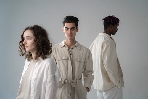 Grupo diversificado com visual moderno