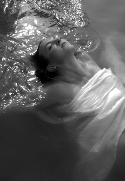 Free Grayscale Photo of a Woman Swimming Stock Photo
