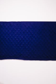 这款蓝色面料时尚大方，带有纹理鳞片图案，非常适合室内设计