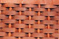 这张生锈金属墙的特写，展示了复杂的图案与纹理，非常适合设计项目