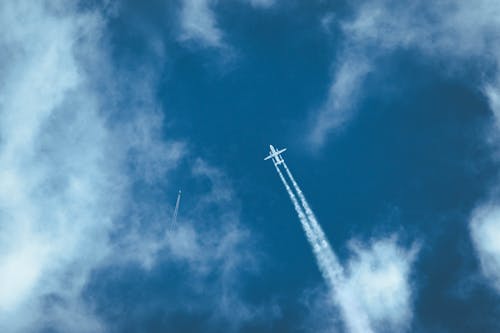 Gratis Immagine gratuita di aeroplano, cielo, scie di condensazione Foto a disposizione
