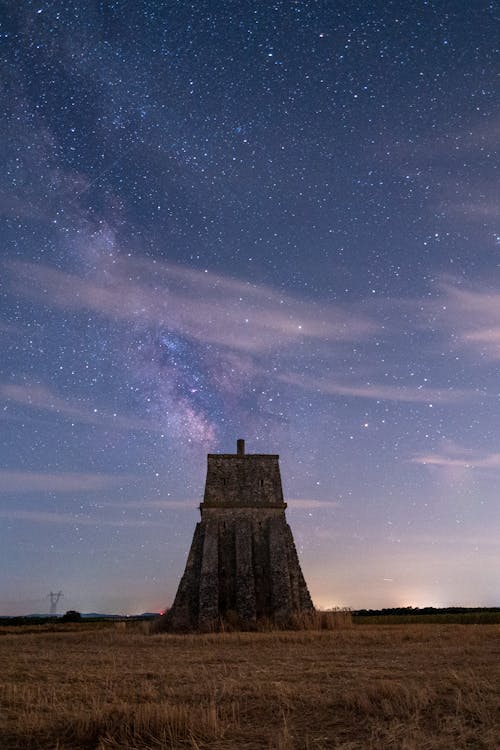 Free A Concrete Structure under a Starry Night Sky Stock Photo