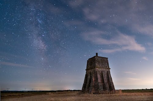 Foto d'estoc gratuïta de cel estrellat, edifici, estructura de formigó