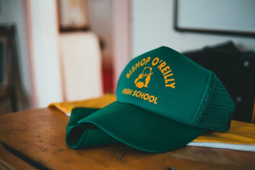 Бесплатное стоковое фото с зеленый, кепка, кепка средней школы