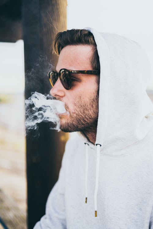 까마귀 스웨터, 남자, 담배를 피우는의 무료 스톡 사진