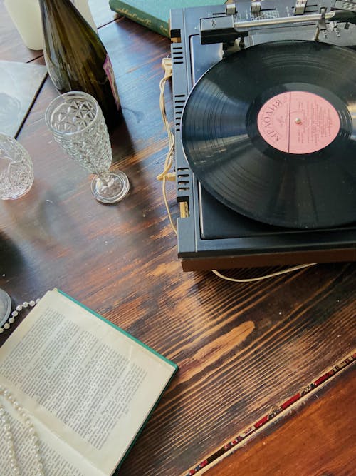 ゴブレット, ビニールレコード, 木製テーブルの無料の写真素材