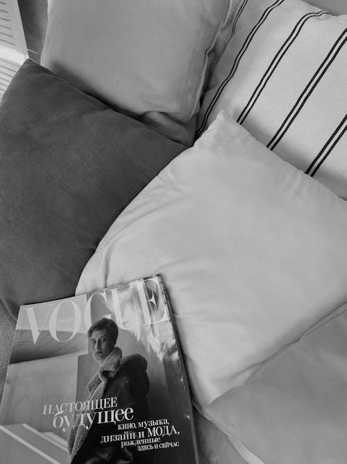 Foto profissional grátis de estética, na cama, revista