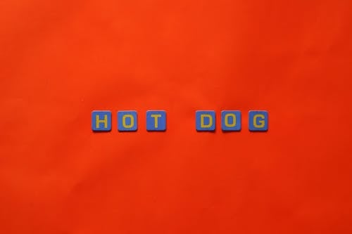 Kostnadsfri bild av bokstäver, design, röd bakgrund