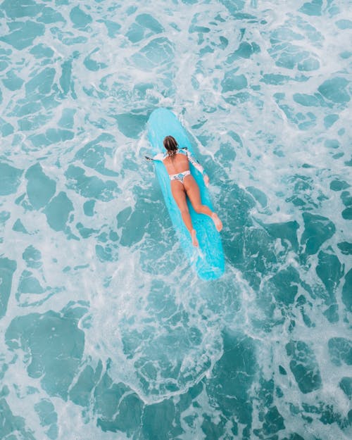 bikini, dalgalar, deniz içeren Ücretsiz stok fotoğraf