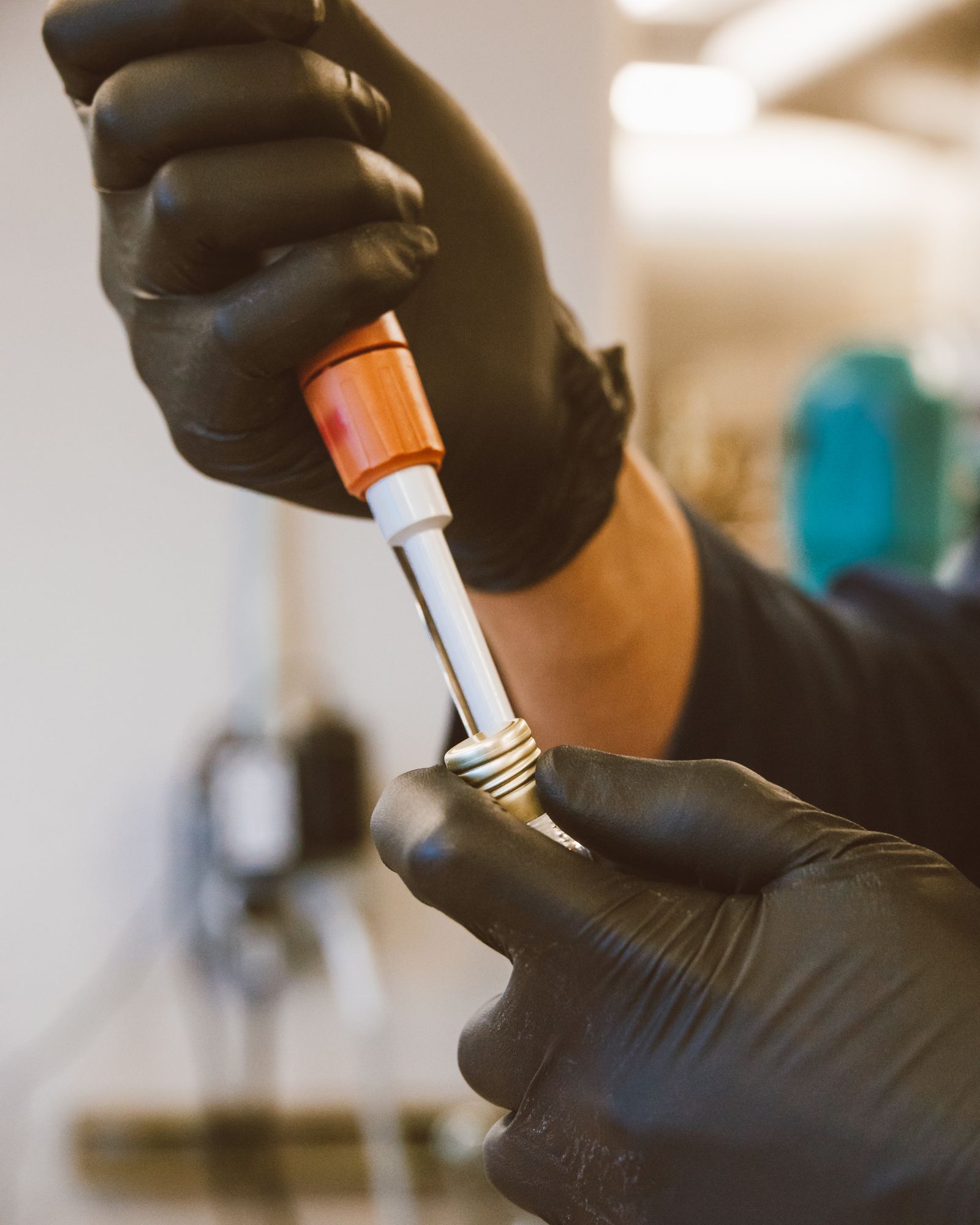 Ruke u zaštitnim rukavicama koriste laboratorijsku pipetu
