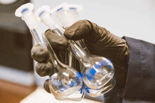 Foto profissional grátis de equipamento de laboratório, fechar-se, frascos