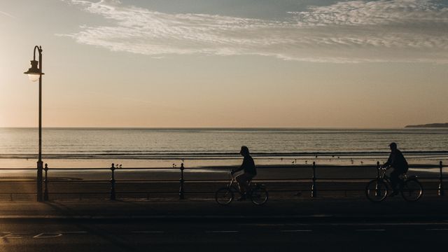 Cyclistes roulant sur les pistes cyclables de la presqu'île vendéenne face à l'océan