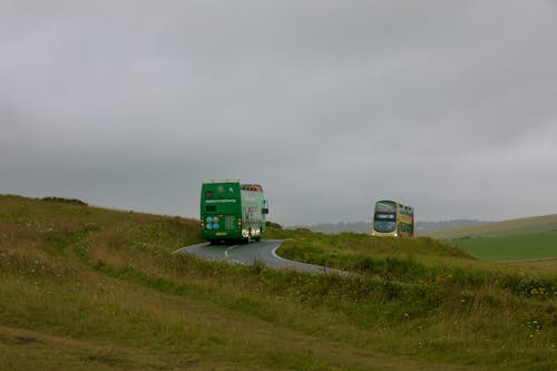 Безкоштовне стокове фото на тему «автобуси, зелена трава, краєвид»