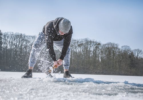 在雪原上拿著鐵鍬的人