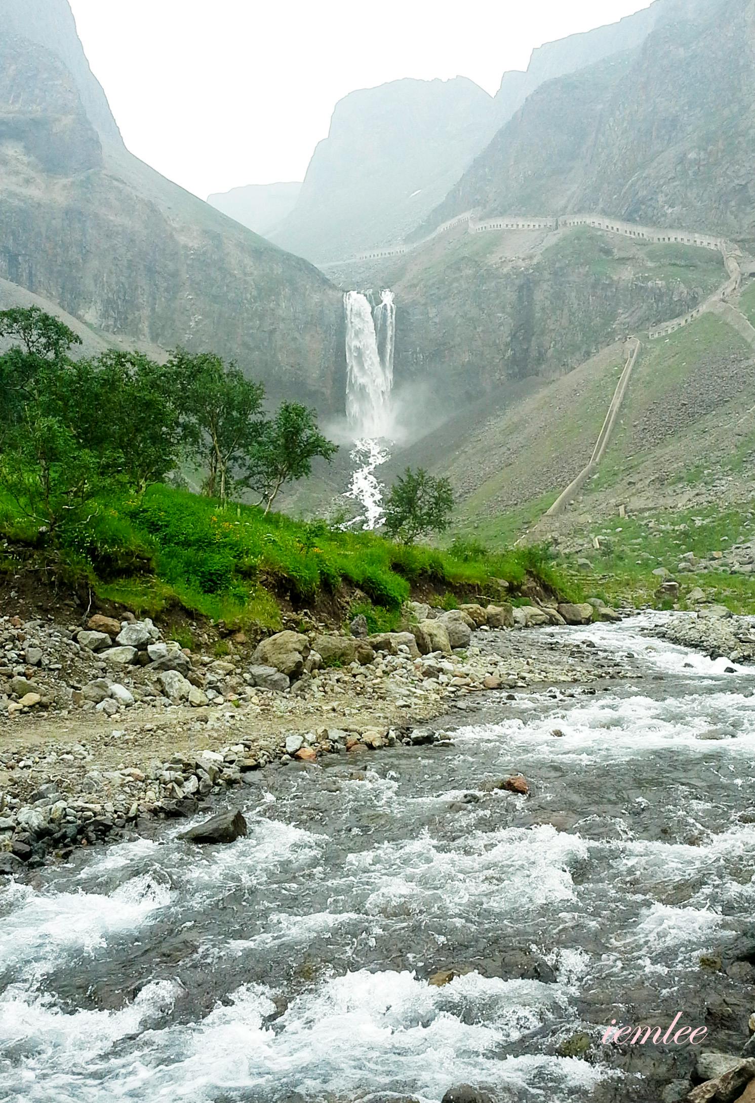 Brooks Falls waterfall