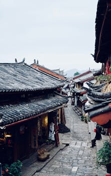 亚洲乡村街道历史悠久，其迷人景色展现了传统建筑与文化之美