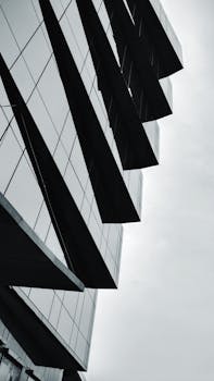 从低角度拍摄的黑白照片展示了现代建筑结构