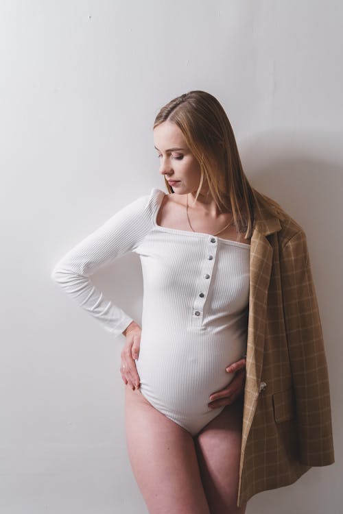 бесплатная Бесплатное стоковое фото с белая стена, беременная, блейзер Стоковое фото