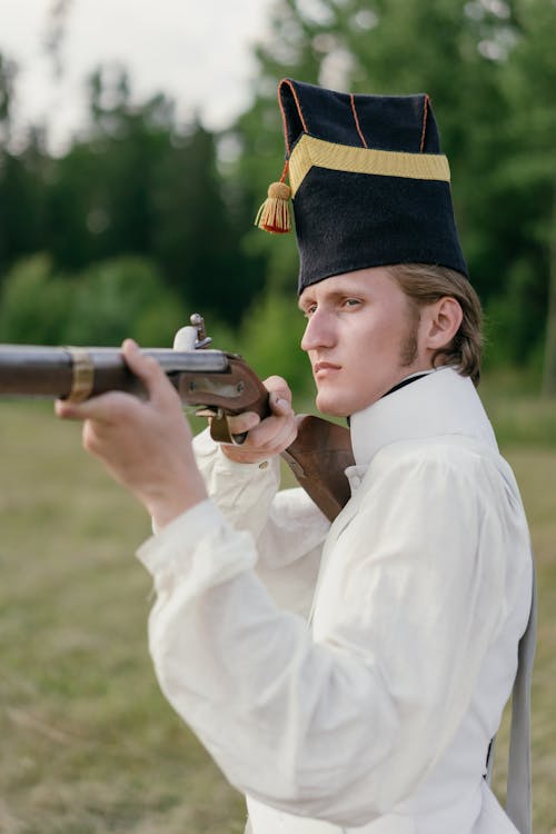 Foto d'estoc gratuïta de arma, barret, home