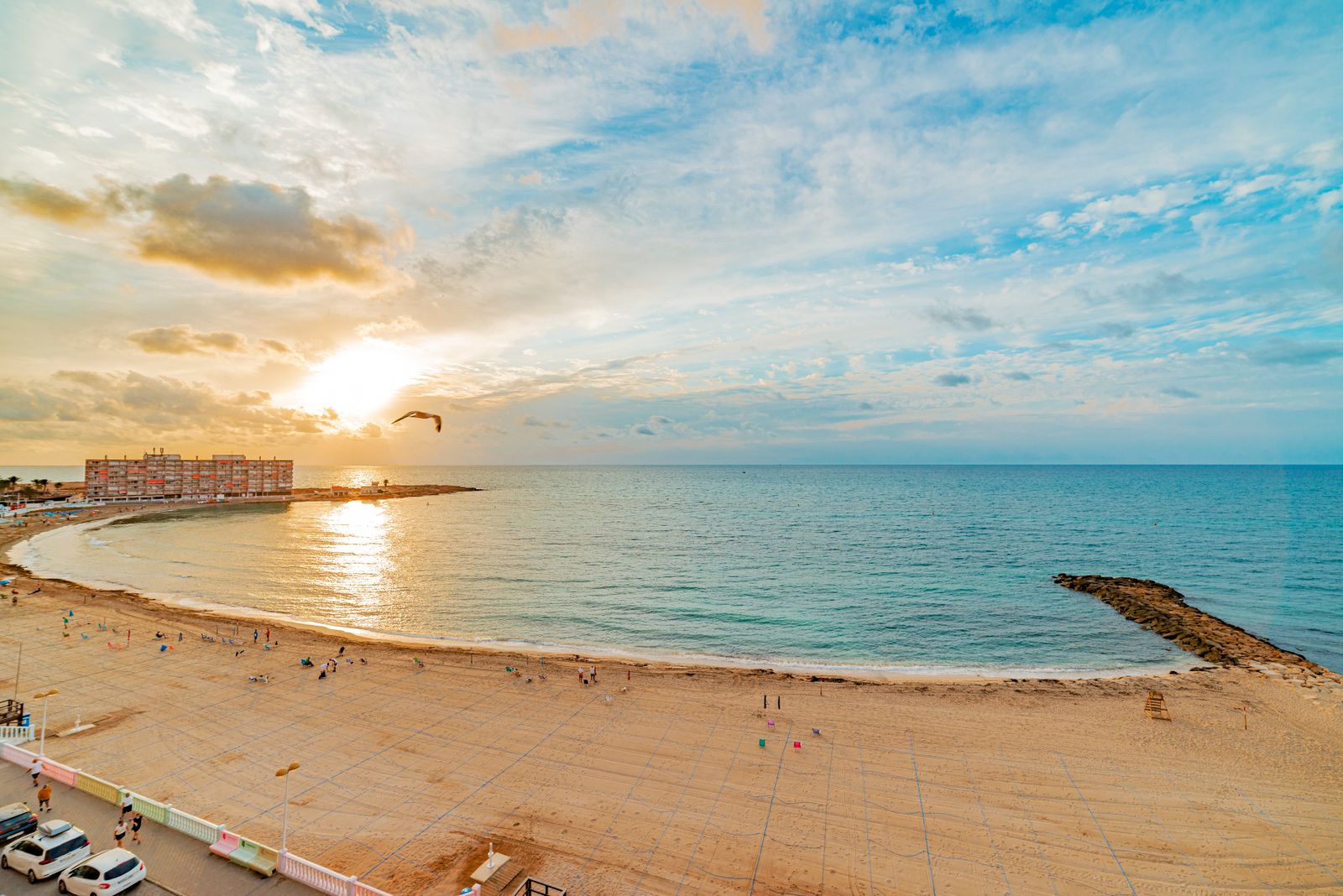 Sandstrand von Torrevieja im warmen Abendlicht mit ruhigem Mittelmeer