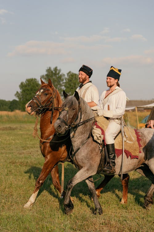 Darmowe zdjęcie z galerii z armia, czapki wojskowe, jeżdżenie